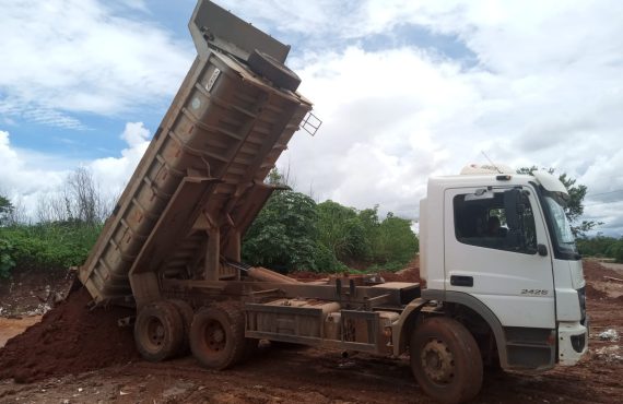 Descarte ilegal gera multa de mais de R$ 23 mil e apreensão de caminhão