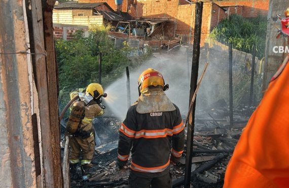 Incêndio destrói residência na Vila São José, em Vicente Pires