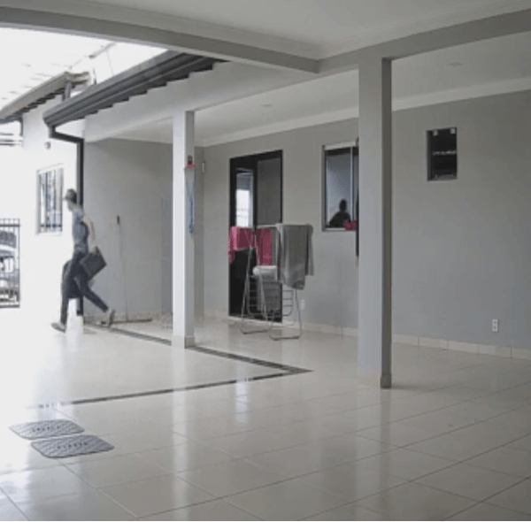 Criminosos invadem casa e furtam bens durante viagem de moradores em Vicente Pires