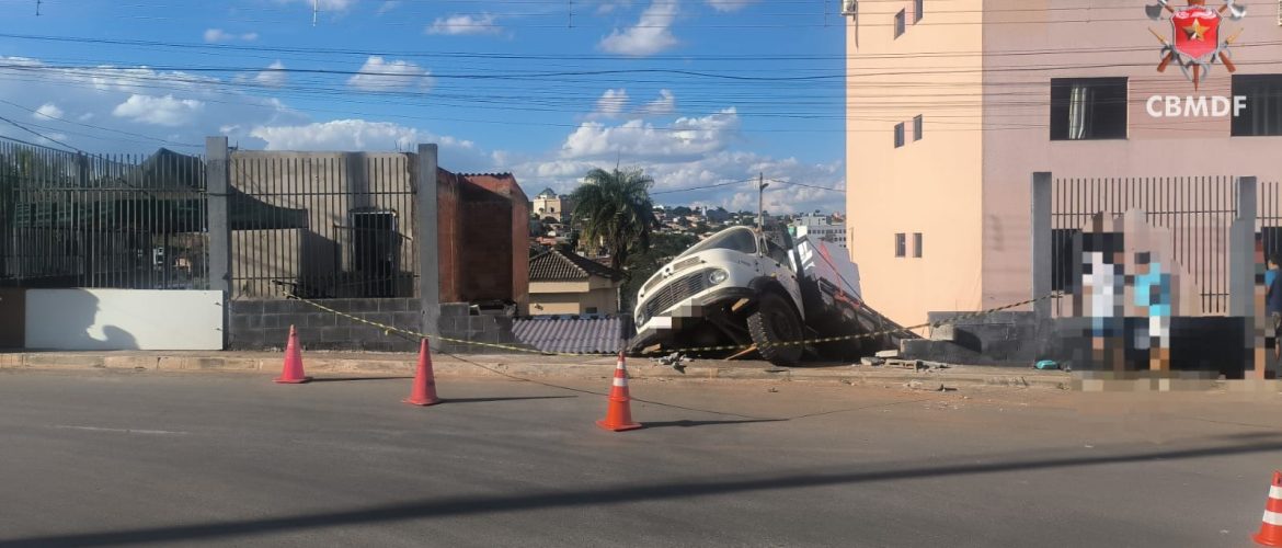 Caminhão perde controle e atinge residência em Vicente Pires